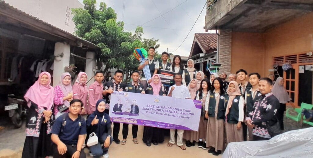 SMA YP Unila Beri Bantuan Warga Terdampak Banjir 