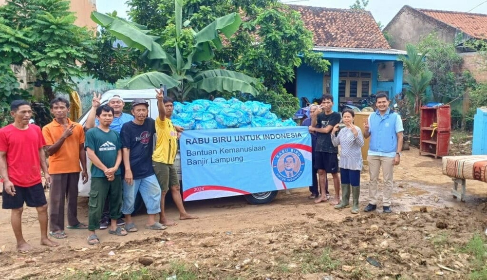 Rabu Biru Bantu Korban Banjir di Lampung