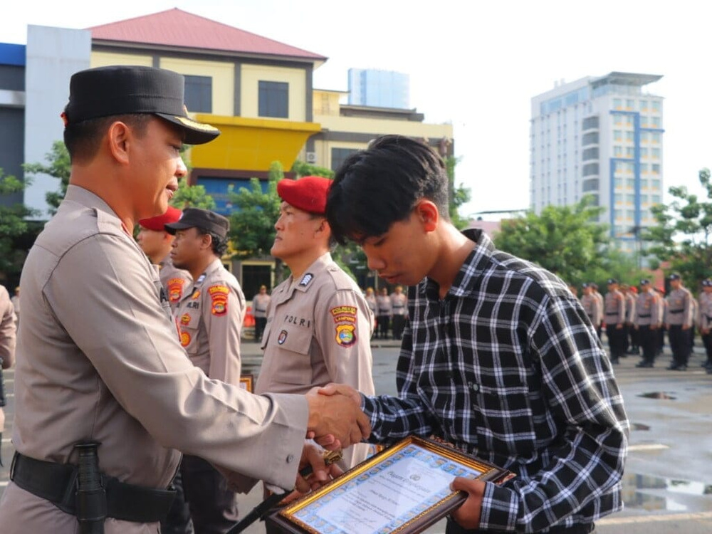 Polresta Beri Penghargaan Petugas SPBU Karena Berani Lawan Begal   