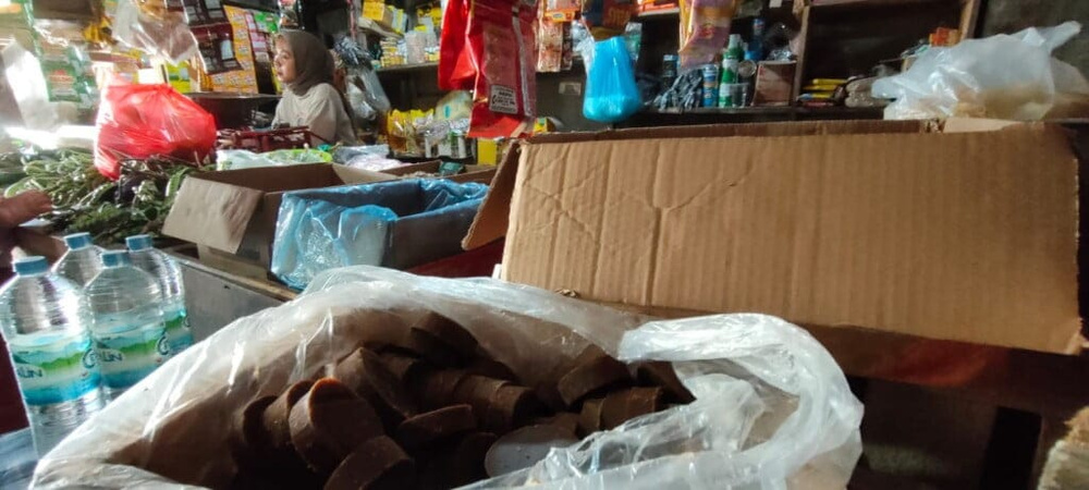 Omzet Pedagang Gula Merah di Pasar Bandarjaya Meroket