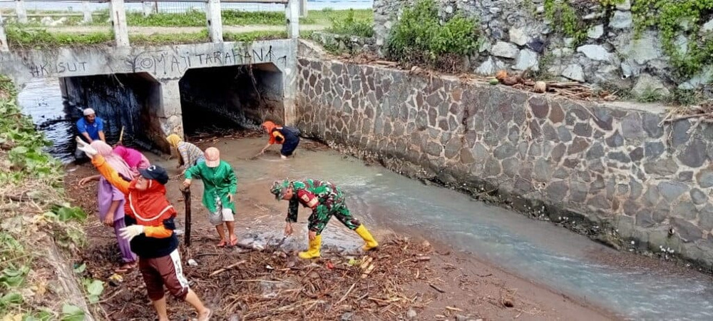 Pascabanjir PLN Nusantara Power UPK Sebalang Bantu Warga Tarahan Bersihkan Sungai