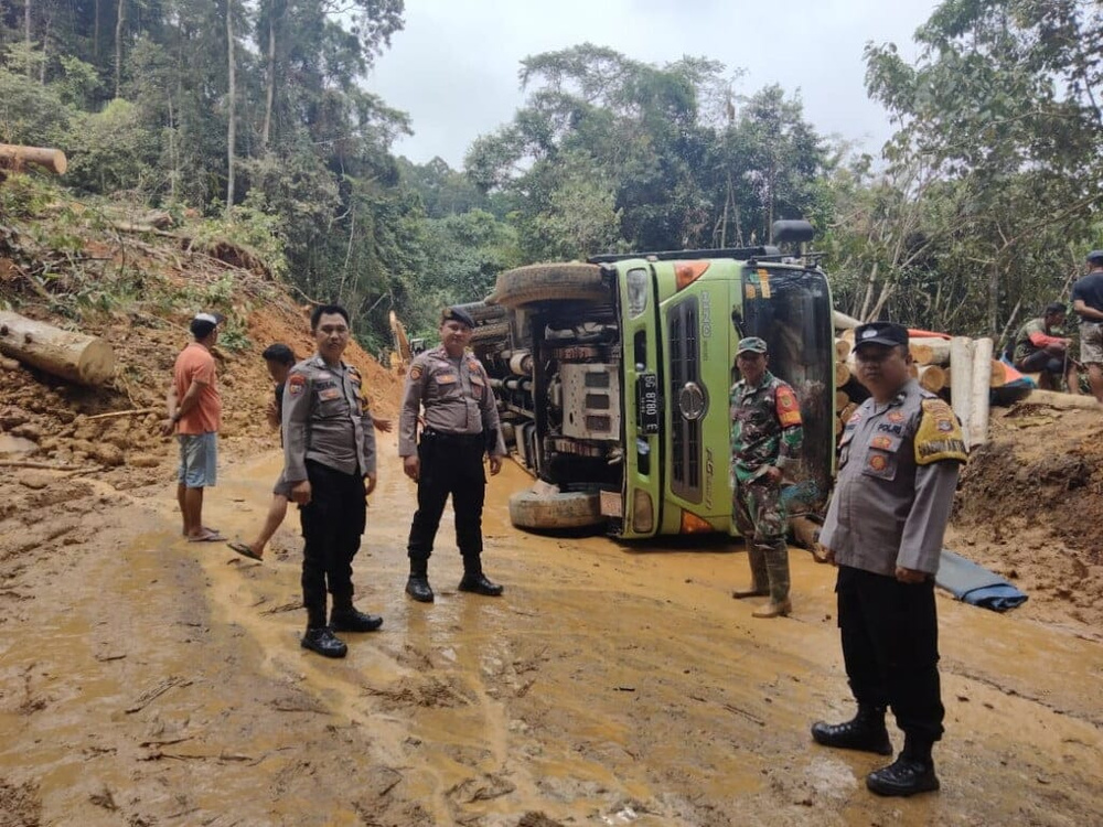Truk Pengangkut Kayu Gelondongan Terbalik di Km17 Liwa-Krui